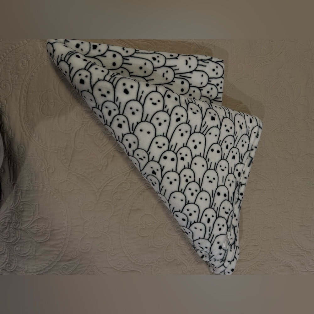 Ghost Pattern Plush Throw Blanket - White & Black